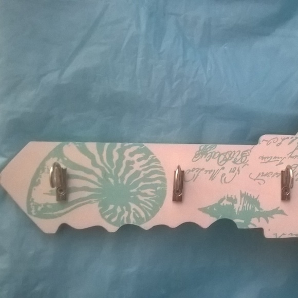 Wood Key Shape Keyholder from Beachcombers - Picture 2 of 8